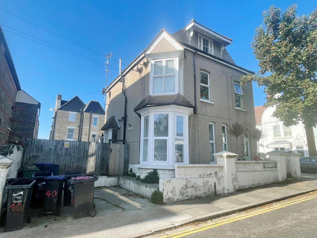 Lot: 107 - DETACHED BLOCK OF FLATS WITH POTENTIAL FOR EXTENSION - 